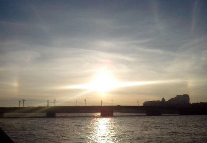 22 июня вечером, перед закатом, над петербургским небом можно было наблюдать астрономическое явление "гало". Фотографию прислал в журнал "Питер-Online" наш читатель Сергей Мирошкин.