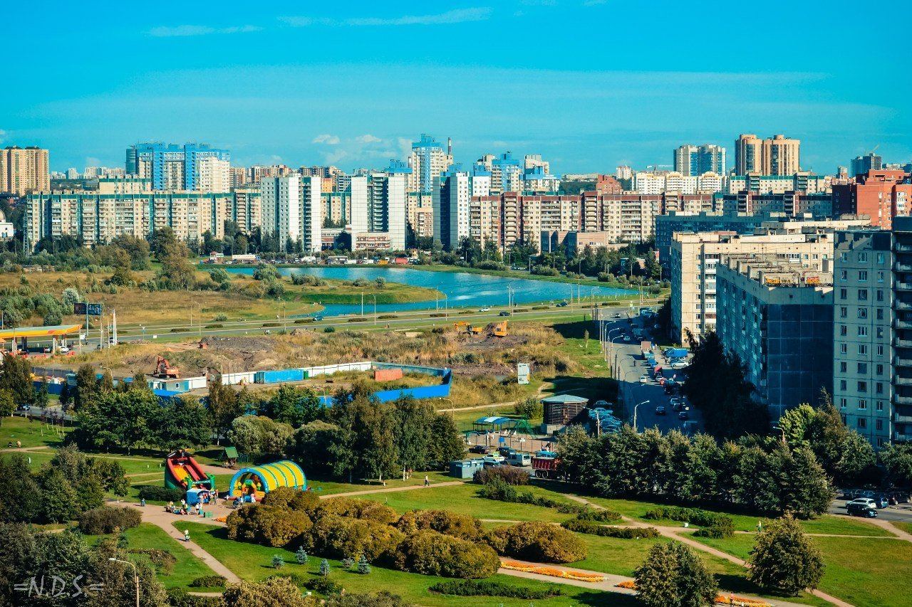 Парк «Озеро Долгое» уже облагородили. Вокруг озера появилась дорожка, построена детская площадка, есть сцена для массовых уличных гуляний и концертов. На льду озера образовался стихийный каток.&nbsp;