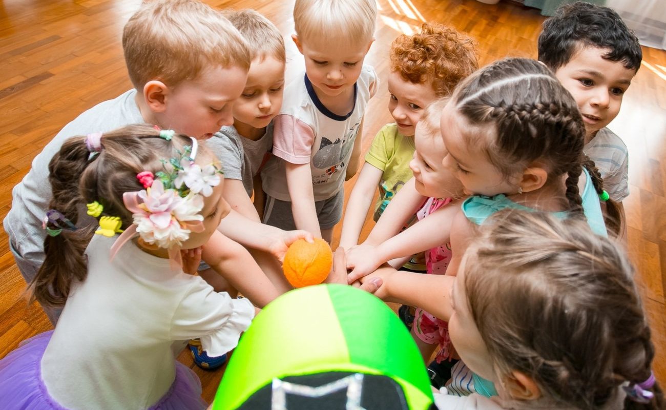 Проверили 40+ частных детских садов Петербурга — отобрали 15 лучших с лицензиями, от Монтессори до EYFS. Цены от 34000₽ до 70000₽, разбор программ, скрытые взносы и инсайды от родителей.