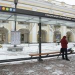 Остановка, оснащённая Wi-Fi и восемью USB-портами для подзарядки мобильных телефонов или планшетов, появилась на Невском проспекте. Помимо беспроводного интернета, остановка была оснащена видеонаблюдением и электронным таблом, с помощью которого петербуржцы и гости города смогут узнать время прибытия нужного им транспорта.