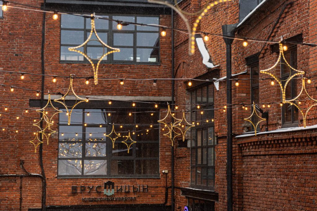 Каток среди леса, рождественские концерты в особняке, сверкающие ярмарки с запахом корицы и глинтвейна, атмосферные кафешки и умопомрачительные декорации улиц — вот они, атрибуты новогоднего Петербурга. Вы без напряга организуете себе насыщенную программу на праздники. Читайте статью Питер Online и сохраняйте 30 классных идей, куда пойти и на что посмотреть в зимние каникулы.