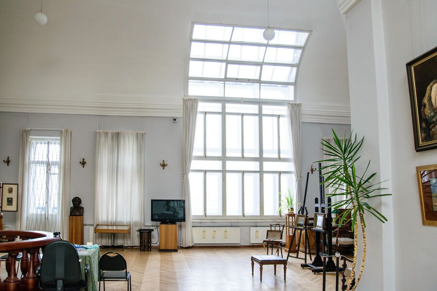 Внутренние интерьеры музея-квартиры художника Куинджи с живописными полотнами и мастерской