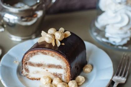 11 кондитерских Петербурга с телефонами, ценами от 792 ₽ и форматами заказа — от круглосуточных до тех, что готовят без глютена и сахара.