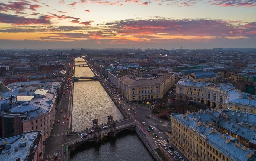 У приехавших в Санкт-Петербург туристов обычно сразу разбегаются глаза: столько всего интересного вокруг, хочется успеть посмотреть всё, а время чаще всего ограничено. Piter Online собрал подборку мест, которые должны быть отмечены в путеводителе каждого гостя города: это и самые известные достопримечательности, и те места, которые помогут взглянуть на Петербург с разных сторон и создать о нём правильное впечатление.