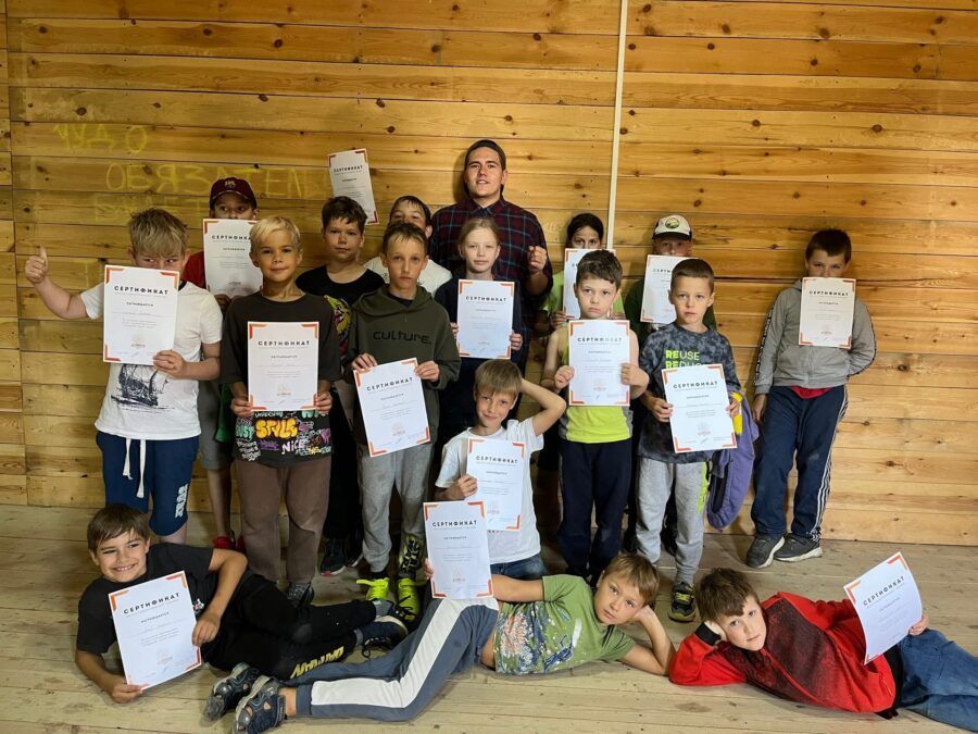 Дети собирают и программируют роботов в лагере AzimovCamp