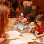 Начиная с трех лет, ребенок может рисовать не только дома на обоях, но и профессионально развивать моторику рук через рисование, лепку и аппликации. А с возрастом можно начать изучать техники написания картин, тем самым развивая фантазию и пространственное мышление. Возможно, в вашем ребенке скрыт талант дизайнера, и студия живописи ZuART поможет его раскрыть.