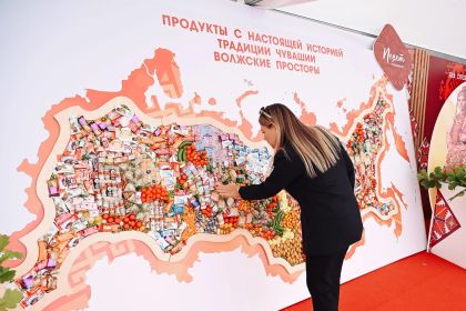 В конце августа в Петербурге прошли Дни Чувашии — двухдневное мероприятие, объединившее культурную программу, спортивные события и деловые встречи. У Государственной академической капеллы состоялась выставка «Родные берега», где Чувашская Республика — жемчужина Поволжья, родина космонавта Андриана Николаева и легендарного комдива Василия Чапаева — представила свои достижения и национальное наследие. Одним из участников программы стала кондитерская фабрика «АККОНД», которая презентовала новые продукты и обсудила перспективы сотрудничества с петербургскими ритейлерами.