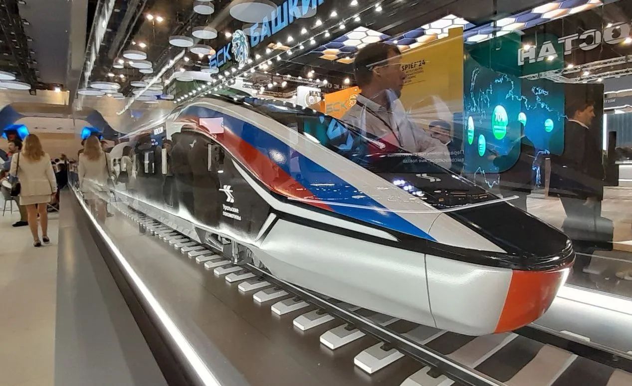 РЖД рассматривает возможность внедрения беспилотных технологий на будущей высокоскоростной магистрали между Петербургом и Москвой. Заместитель главы холдинга Евгений Чаркин сообщил, что компания активно тестирует автономное управление на электропоездах «Ласточка» и маневровых локомотивах, но конкретные сроки запуска полностью автономных составов на ВСМ пока не определены.