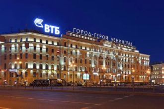 Госкорпорация по организации воздушного движения приняла решение временно вернуть Санкт-Петербургу историческое название Ленинград с 8 по 10 мая 2025 года. Инициатива приурочена к празднованию 80-летия Победы в Великой Отечественной войне и коснется только сферы авиации.