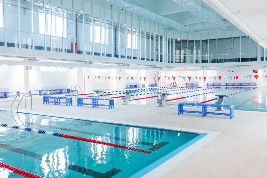 Например, в школе Priviata внимание уделяется игровым подходам и развитию критического мышления и креативности. Лицей «Паскаль» и школа «Аксон» подчеркивают важность индивидуального подхода и всестороннего развития учеников. В школе «Деловая волна» сочетаются российские и британские образовательные стандарты, а «Тет-А-Тет» привлекает сильным акцентом на творчество и искусства, в то время как «Артхелло Атлас» привлекает полным учебным днем до 19:00 и собственным бассейном. Эти и другие частные школы Петербурга обеспечивают высокий уровень обучения и подготовку к современной жизни.