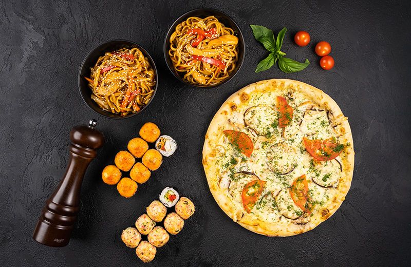 Четырнадцать сервисов доставки еды в Петербурге — от японской кухни и итальянской пиццы до русских блинов и домашних пирогов, с актуальными ценами и условиями заказа на 2026 год.