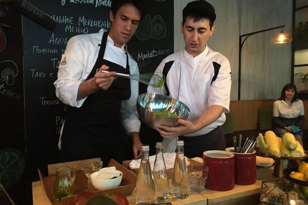 u041eu0441u0435u043du044cu044e u043fu0435u0442u0435u0440u0431u0443u0440u0436u0446u0435u0432 u0443u0434u0438u0432u044fu0442 u043du0435u043eu0431u044bu0447u043du043eu0439 u043cu0435u043au0441u0438u043au0430u043du0441u043au043eu0439 u043au0443u0445u043du0435u0439