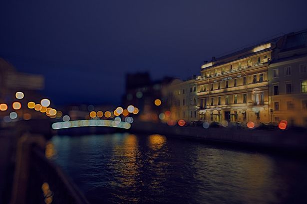 11 ноября родился один самых известных писателей России Федор Михайлович Достоевский. В этот день, на годовщину 196-летия Федора Михайловича пройдут разные мемориальные и памятные мероприятия. Поклонники его творчества и просто неравнодушные могут поучаствовать в шествии, возложении цветов, панихиде, а также посмотреть в доме писателя необычную выставку, сделанную по мотивам его рассказа «Сон смешного человека».