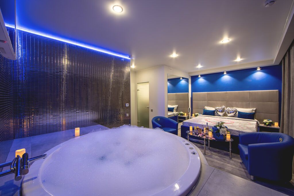 Романтический номер в отеле Алекс с джакузи