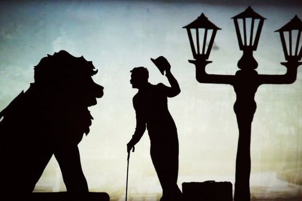 С 4 по 6 ноября в Северной столице пройдет фестиваль необычного формата: художники будут творить на фасадах домов, улиц и даже на поверхности воды рек и каналов. Петербуржцы и гости города смогут стать свидетелями того, как творится магия с уличными фонарями или как рассыпаются звезды по водной глади каналов.