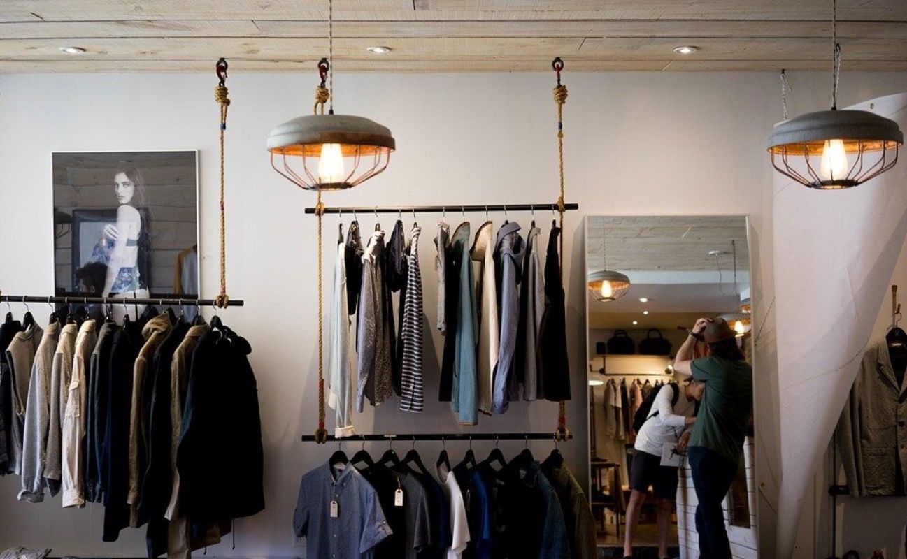 Куда идти за отечественными брендами и сколько это стоит? Рассказываем. Питер Online подобрал 15 модных магазинов и шоурумов с русским характером. Отлично скроенные брюки, платья на все случаи жизни, удобные футболки и долговечные куртки, которые стоит покупать у российских дизайнеров.