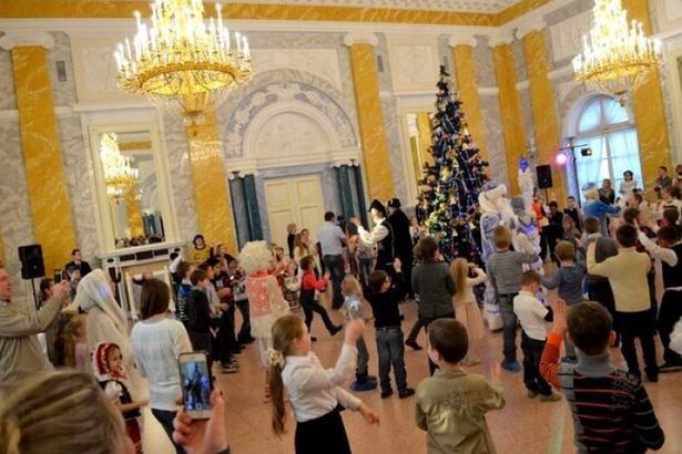 Целое сказочное путешествие ждёт гостей ёлочки прямо от отеля «Балтийская Звезда»: всех будут встречать роскошные лимузины, которые доставят по зимнему парку прямо во дворец.