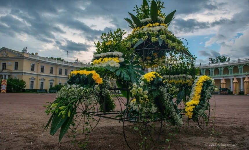 На площади у Гатчинского дворца развернулось большое новогоднее мероприятие. Насладиться замечательной природой, поводить хороводы вокруг у живой елки, покататься на венецианской карусели, на трех горках и развлечься различными подвижными, веселыми мероприятиями горожане смогут вплоть до 8 января.