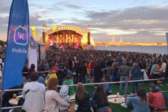 28 и 29 июля социальная сеть Вконтакте в четвертый раз проведет в Парке 300-летия один из самых крупных фестивалей в России — VK Fest 2018. Более сотни различных развлекательных площадок, представленных десятками брендов. Более сотни различных медийных личностей от звезд эстрады и телевидения до блоггеров, экспертов и топовых геймеров. Собрали 5 самых интересных площадок: