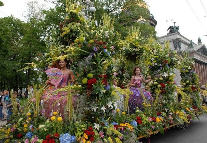 u0424u0435u0441u0442u0438u0432u0430u043bu044c u0446u0432u0435u0442u043eu0432 u0432 u0410u043bu0435u043au0441u0430u043du0434u0440u043eu0432u0441u043au043eu043c u0441u0430u0434u0443 