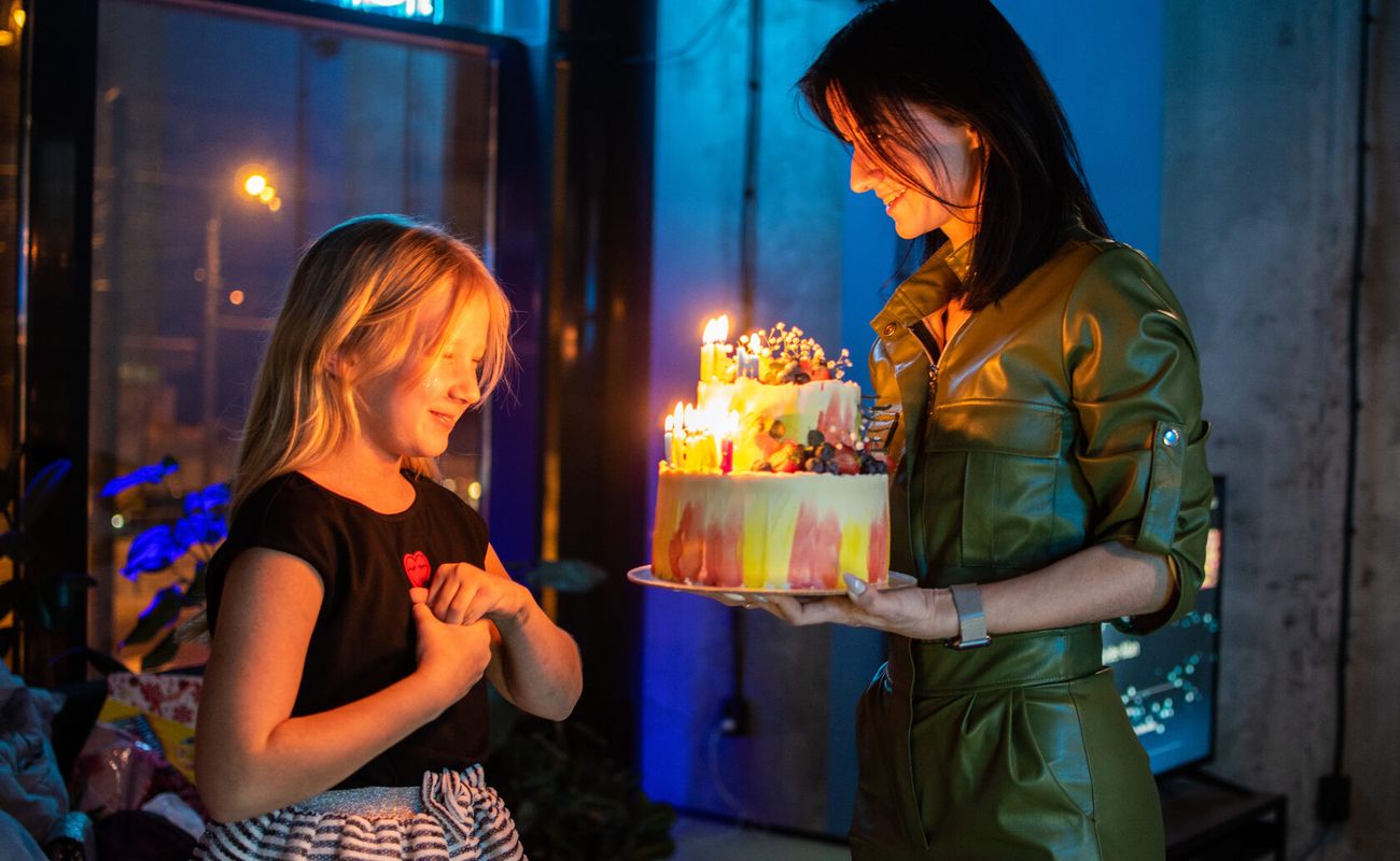 Что получится, если раздать друзьям VR-шлемы и отправиться вместе с ними в космос, джунгли, затерянный город или на скоростные трассы? Правильный ответ — современный способ повеселиться и отпраздновать День Рождения. Клуб виртуальной реальности MIR VR — это место, где гости собираются в просторном зале перед экранами, надевают VR-прибамбасы и отправляются в увлекательные игры.