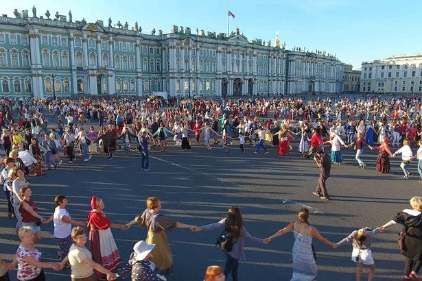 Санкт-Петербург примет участие в ежегодном флешмобе «Хоровод мира», который пройдет в 100 городах России. 15 августа 3000 человек закружатся в хороводе на Дворцовой площади.&nbsp;Принять участие в событии сможет любой желающий. Данной акцией организаторы выражают идею мира, когда люди разных вероисповеданий и национальностей все вместе держатся за руки.