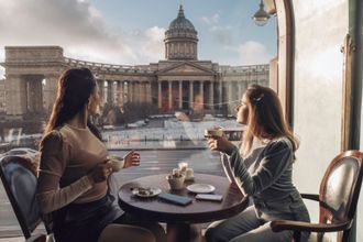 Дождь в Петербурге — не форс-мажор, а часть характера города. Мы выбрали 9 уютных кафе и ресторанов, где приятно переждать ливень за чашкой горячего кофе, тарелкой дымящихся хинкали или порцией легендарных ленинградских пышек.