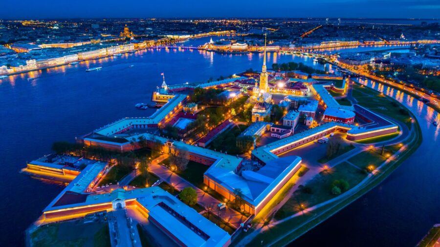 Острова занимают около 80 кв. км: Васильевский, Петроградский, Крестовский и 24 других — естественных и искусственных.