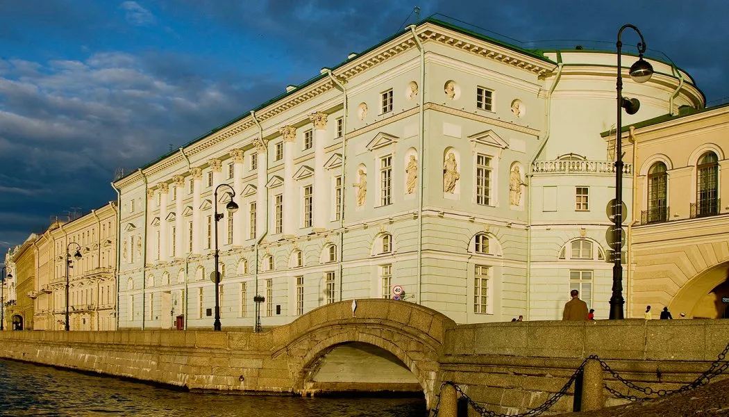 Эрмитажный театр на Дворцовой набережной в Петербурге