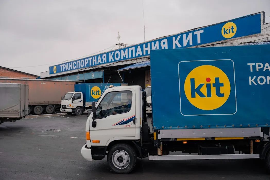 Терминал и фирменный грузовик транспортной компании КИТ