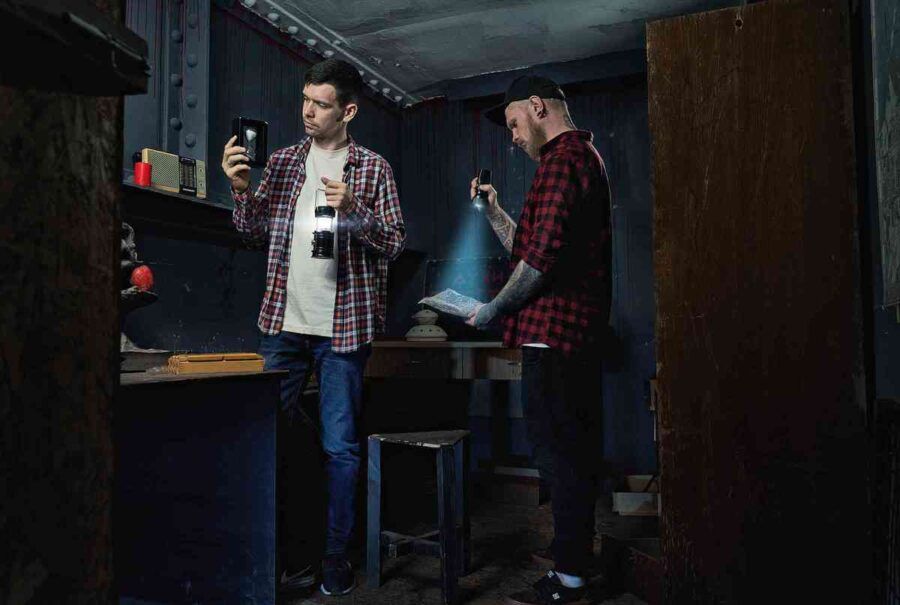 Игровые сценарии в реальности от «‎Quest guru» пользуются успехом у любителей испытаний. Главное условие прохождения квестов — смекалистые участники, которые не боятся сложностей и щелкают задачки как орешки.