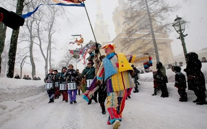 Снежный лабиринт и самая высокая в городе ледяная горка, катания на оленях и зимние народные забавы, блины по рецептам 14 национальностей и горячий чай из русского самовара, циркачи и скоморохи, огненное шоу и сожжение чучела Масленицы — Питер Online рассказывает, где в Петербурге в 2019 году весело встретить Весну и отведать блинчиков.