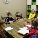 Метод Васильевой у канала Грибоедова, каллиграфия в IQ007, индивидуальные курсы Schoolford и малые группы Ave Lingva — от 4 лет.
