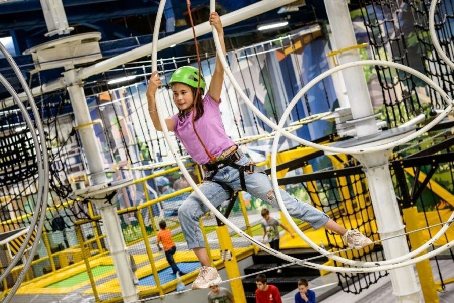 Веревочные трассы и скалодром для детей в Высотном городе в Санкт-Петербурге