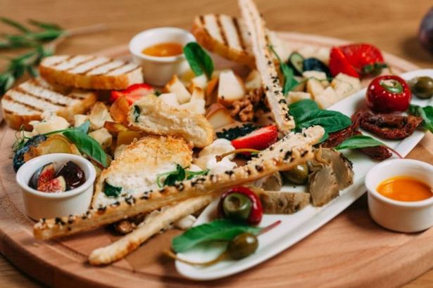 Выпить чашечку ароматного кофе или полакомиться сытным обедом напротив Мариинского театра – в&nbsp;Café Teatro&nbsp;в любое время дня будет комфортно и тепло. Популярные блюда итальянской, европейской и русской кухни. Вечера живой музыки с арфой, ужин по соседству со звездами театра – вот типичные приметы Cafe Teatro. А также приятные&nbsp;бонусы&nbsp;для поклонников Мариинки!