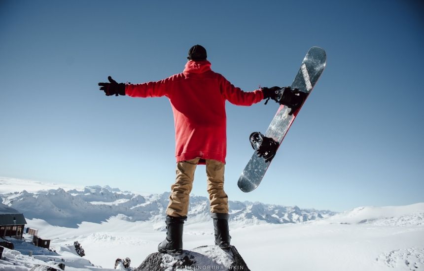 У петербуржцев есть возможность отметить Новый год «на высоте» во всех смыслах этого слова. Покататься на доске или лыжах по крутым снежным склонам, встретить рассвет над горными хребтами, встретить 2019 год на природе в теплой и уютной беседке на высоте более 800 метров над уровнем моря. А еще будет много крутых фото и впечатления, которые запомнятся на всю жизнь.