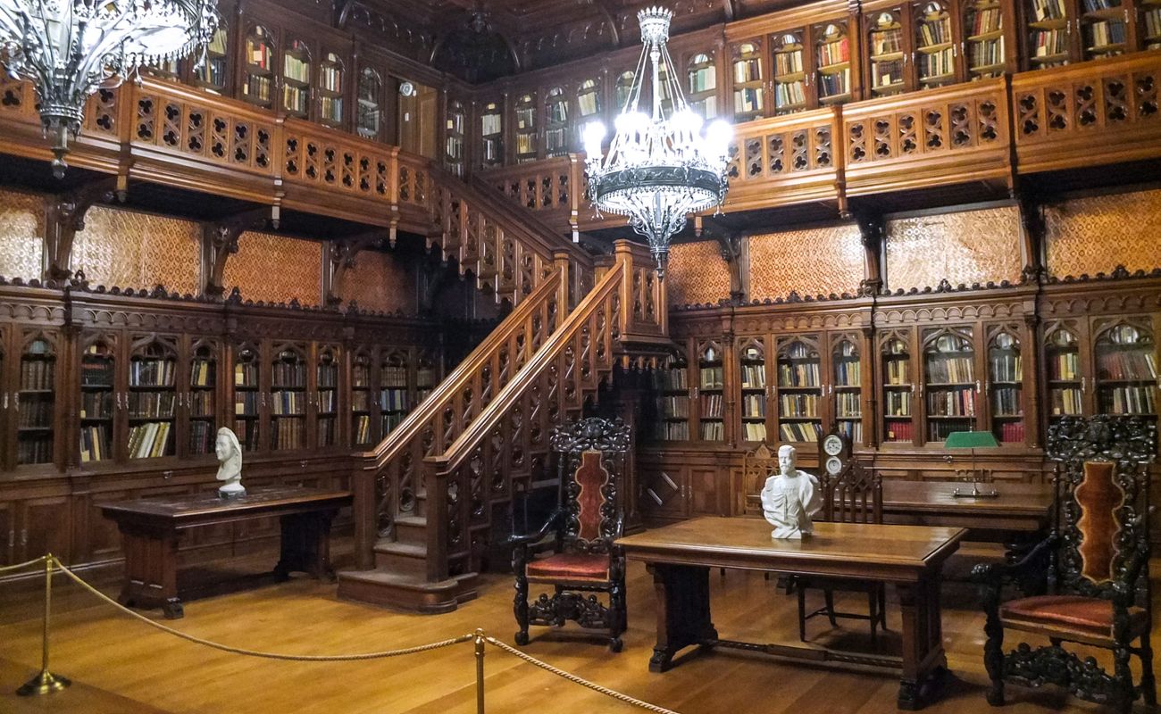 Дворцами и доходными домами петербуржцев не удивишь. Но и за прекрасными фасадами прячется своя красота, другая. Это литература и книги. А что может быть лучше, чем наслаждаться чтением уникальных и редких книг под&nbsp;сводом стен, пропитанных историей?&nbsp;Питер Online совместно с проектом «Злой библиотекарь» отобрал 6 библиотек города, располагающихся в исторических зданиях.&nbsp;