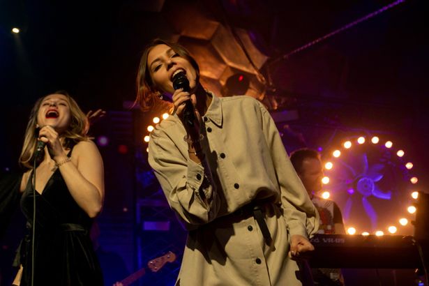 Санкт-Петербург предлагает множество отличных вариантов для тех, кто хочет научиться петь, играть на гитаре или фортепиано. Мы собрали лучшие музыкальные школы города, где взрослые могут начать своё музыкальное путешествие с нуля или продолжить развивать навыки. Здесь вы найдете курсы для всех уровней, от новичков до продвинутых, и сможете раскрыть свой творческий потенциал в дружелюбной атмосфере. Независимо от жанра — будь то джаз, классика или поп — вы будете уверенно выступать перед публикой.