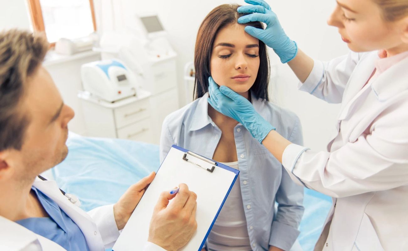 Жизнь не стоит на месте. Девушки разных возрастов пытаются приблизиться к совершенству или сохранить красоту в борьбе со временем. И пластическая хирургия становится уверенным спутником все большего числа представительниц прекрасного пола. Поговорили с врачами,&nbsp;в какое время года лучше делать пластику.