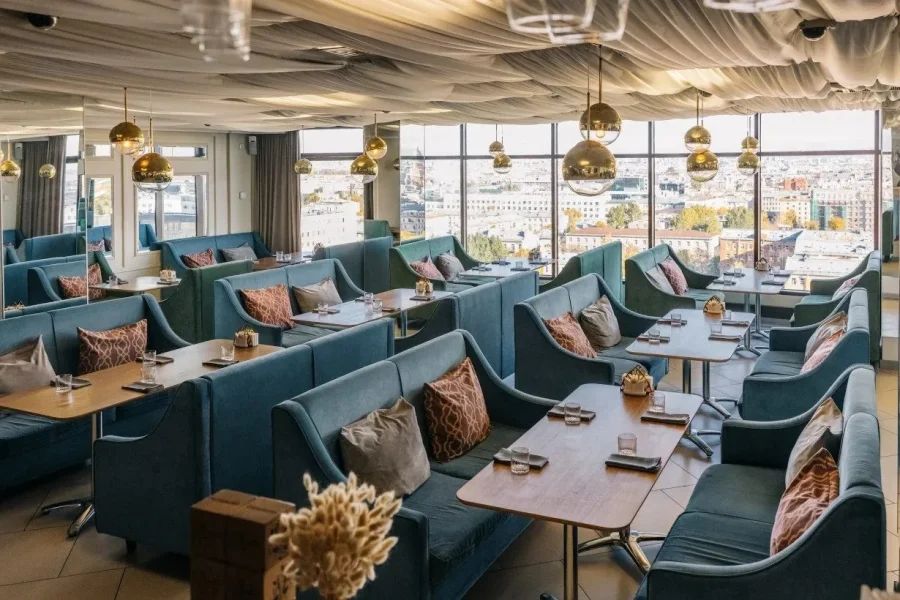 В 16:15 солнце касается горизонта Финского залива, и весь зал на 15 этаже замирает у окон. Панорамный ресторан в бизнес-центре на 26-й линии Васильевского — место для тех, кто ценит вид больше суеты. Средний чек 3000-4000₽.