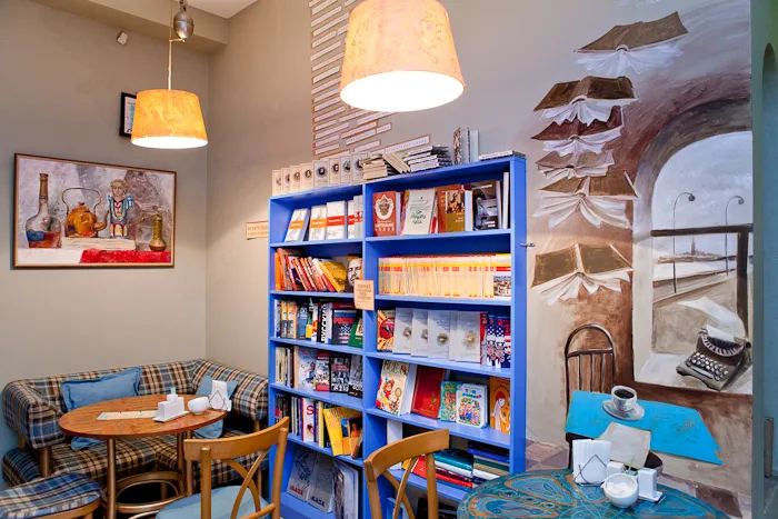 Зал кафе Книги и кофе с книжными полками на Гагаринской
