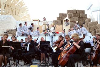 u0424u0435u0441u0442u0438u0432u0430u043bu044c u043eu043fu0435u0440u044b u043fu043eu0434 u043eu0442u043au0440u044bu0442u044bu043c u043du0435u0431u043eu043c