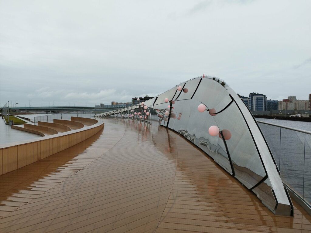 Посмотреть на звезды, прогуляться по красивому парку или загадать желание у волшебного памятника – подборка мест для влюбленных. Куда отправиться в Санкт-Петербурге в места полные романтики с любимой девушкой/парнем.