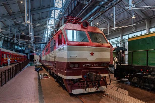 Более 50 000 экспонатов: паровозы, старинные вагоны, чертежи и миниатюрные модели мостов — история железных дорог России в деталях.