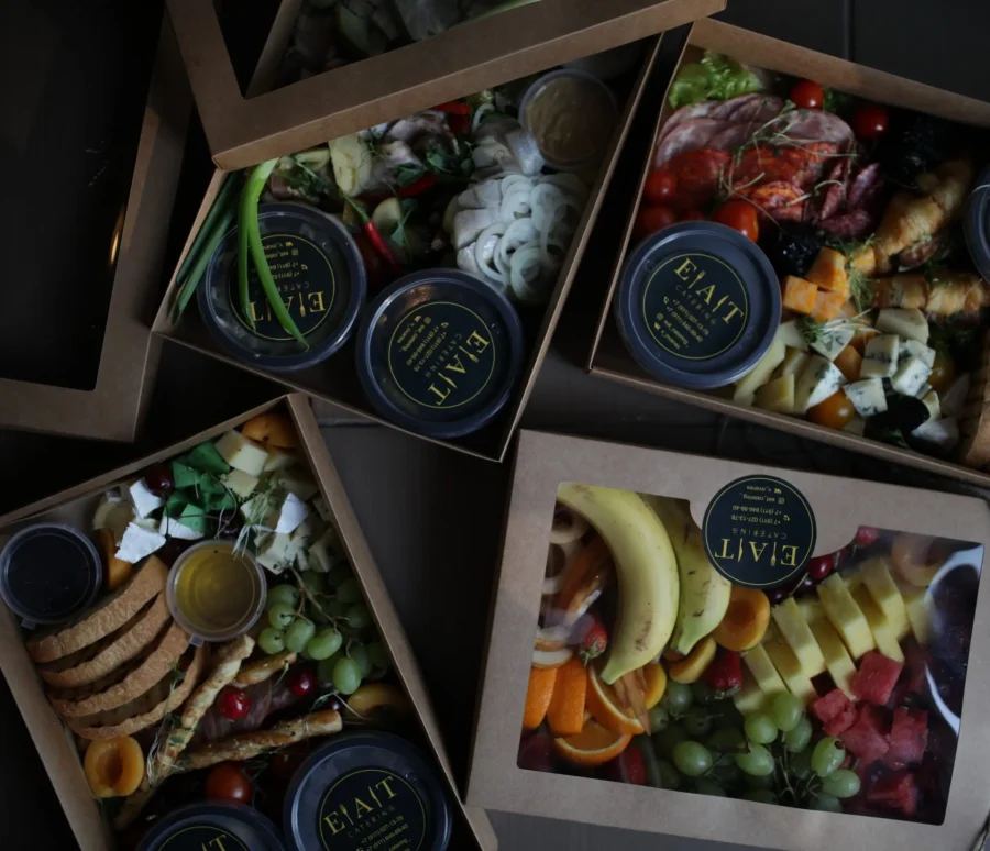 Eat Catering берёт на себя не только еду, но и всю логику мероприятия — меню, подачу и обслуживание на праздниках и деловых событиях в Петербурге.