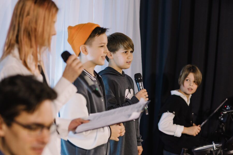 От создания фигурок из глины до изучения робототехники, от мастерства в живописи до секретов кулинарии – в городе на Неве дети могут погрузиться в увлекательный мир мастер-классов по самым разным направлениям, интересам и возрастам. Питер Online собрал 30 мастер-классов для детей в Санкт-Петербурге, которые не только помогут развить и раскрыть творческие способности, но и приобрести новые навыки, а главное – весело провести время и получить массу положительных эмоций.