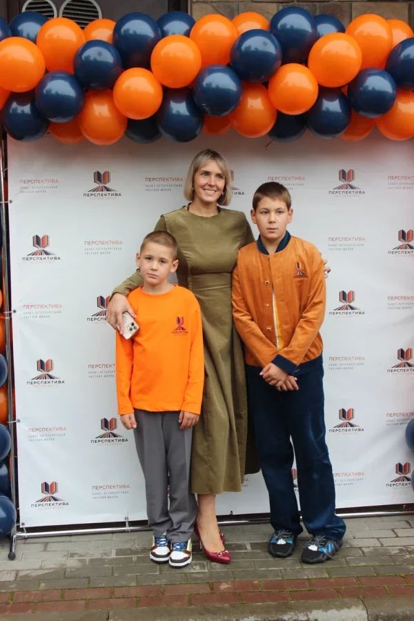 Например, в школе Priviata внимание уделяется игровым подходам и развитию критического мышления и креативности. Лицей «Паскаль» и школа «Аксон» подчеркивают важность индивидуального подхода и всестороннего развития учеников. В школе «Деловая волна» сочетаются российские и британские образовательные стандарты, а «Тет-А-Тет» привлекает сильным акцентом на творчество и искусства, в то время как «Артхелло Атлас» привлекает полным учебным днем до 19:00 и собственным бассейном. Эти и другие частные школы Петербурга обеспечивают высокий уровень обучения и подготовку к современной жизни.