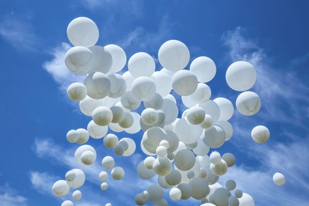 900 u0431u0435u043bu044bu0445 u0448u0430u0440u043eu0432 u0438 u043cu0430u043au0435u0442u044b u0430u044du0440u043eu0441u0442u0430u0442u043eu0432 u0432u0437u043bu0435u0442u044fu0442 u0432 u043du0435u0431u0435 u043du0430u0434 u0414u0432u043eu0440u0446u043eu0432u043eu0439