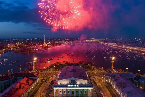 В Петербурге в честь 75-летия Победы в&nbsp;небе над городом пролетят боевые самолеты и вертолеты, а в Неву войдут военные корабли, катера и крейсеры.&nbsp;Завершится празднование Дня Победы традиционным салютом. В честь окончания войны над Невой прозвучат тридцать поименных залпов.