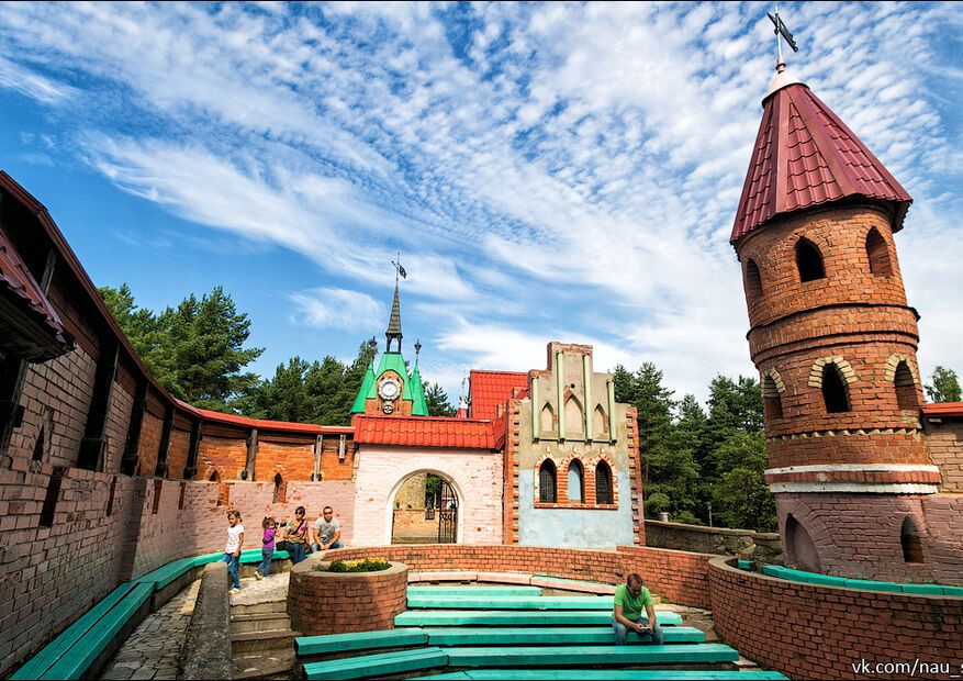 Миниатюрный сказочный городок с замками, башнями и мостиками в стиле датских сказок